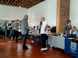 Jean-Pierre en pleine discussion